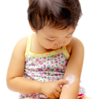 こどもがクリームを塗る